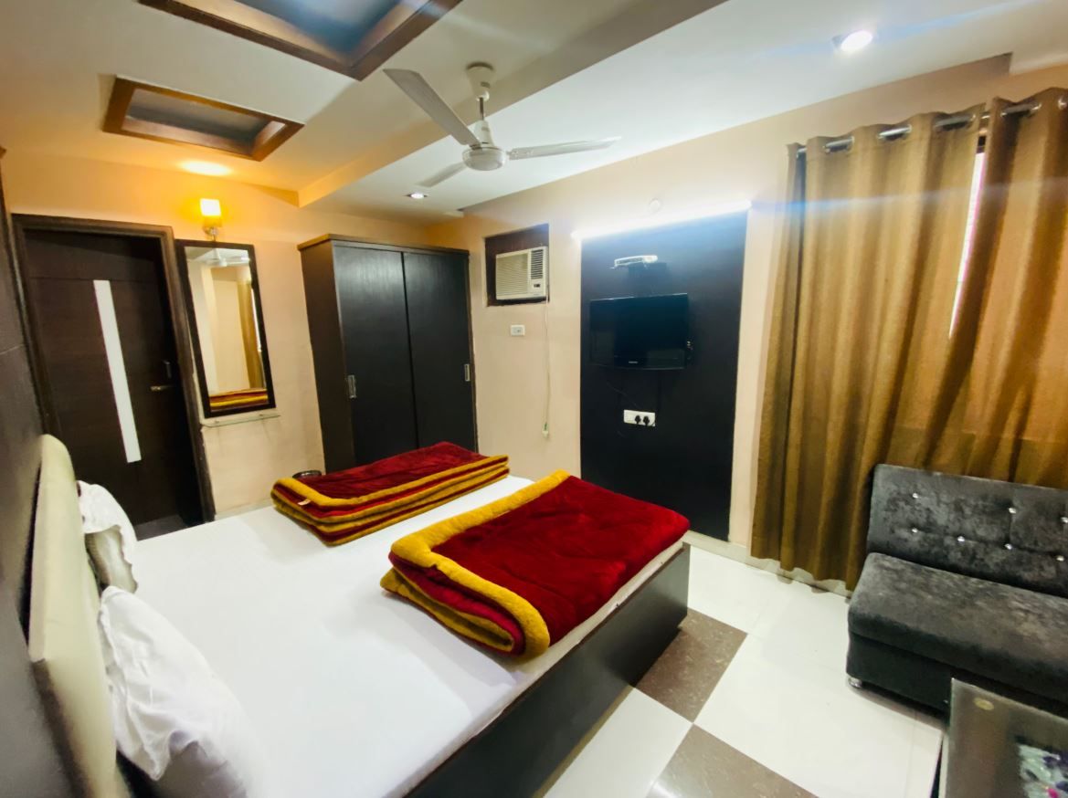Hotel City Night Deluxe AC Room With Free Wi-Fi 2