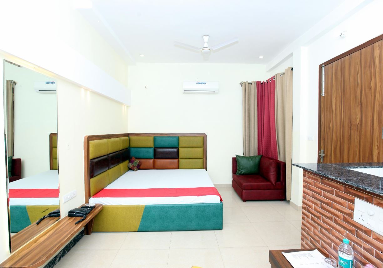 Hotel Sharan Square Deluxe Room