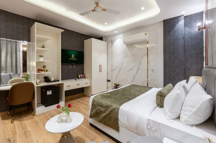 Hotel Aroma Suites @ Delhi Airport Deluxe King Bed Room with Free WI-FI 5