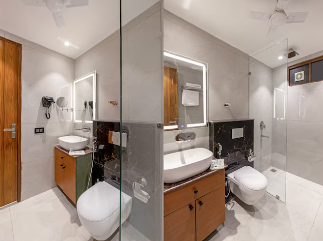 Hotel Aroma Suites @ Delhi Airport Deluxe King Bed Room with Free WI-FI 12