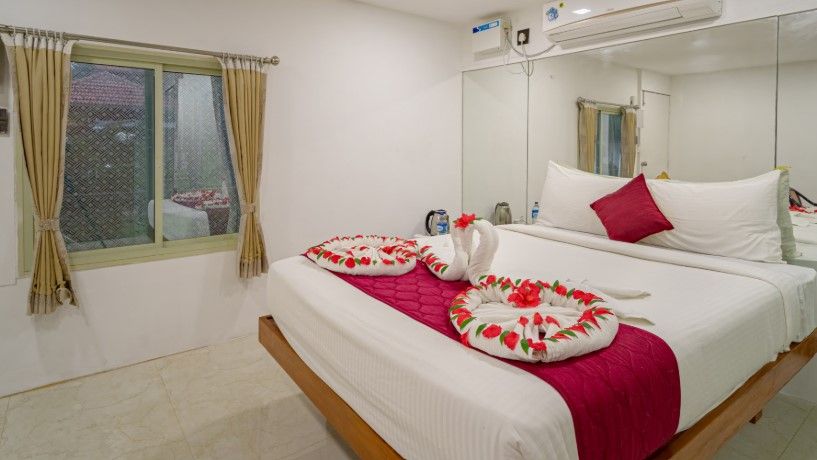 Deluxe Cottage with Balcony (Free Swimming Pool Access)