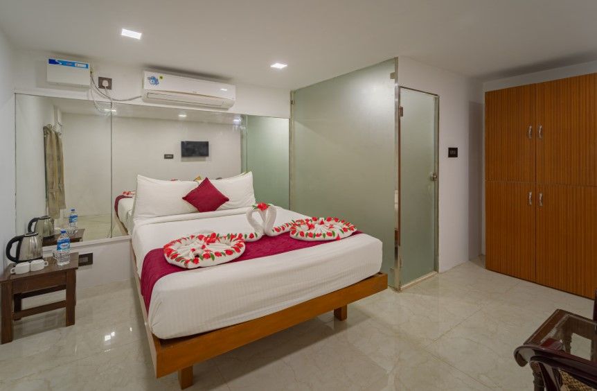 Deluxe Cottage with Balcony (Free Swimming Pool Access)