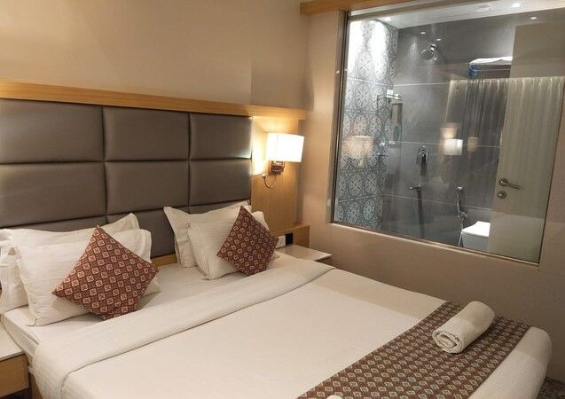 STANDARD SUITES ( 21 Years and above only )