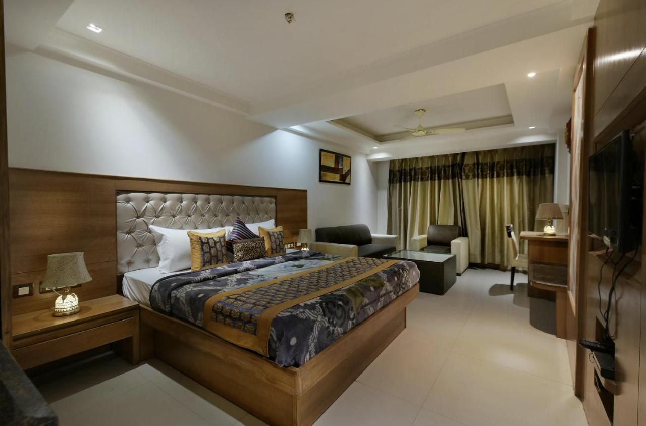 Hotel The Lotus Paradise Suite Room with City View 3