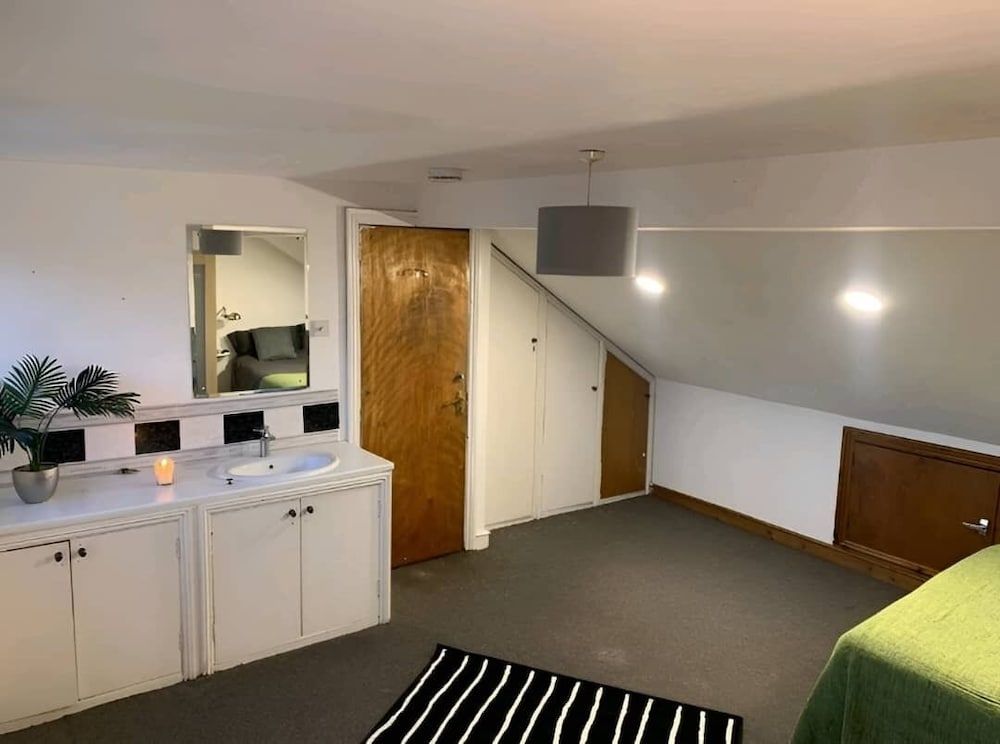 City Centre Duplex Sleeps 4 H55