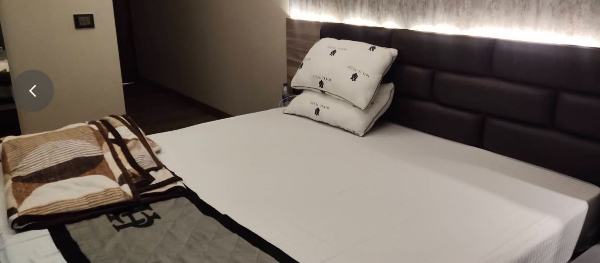 Double Deluxe TWIN BED only 2 person accommodates