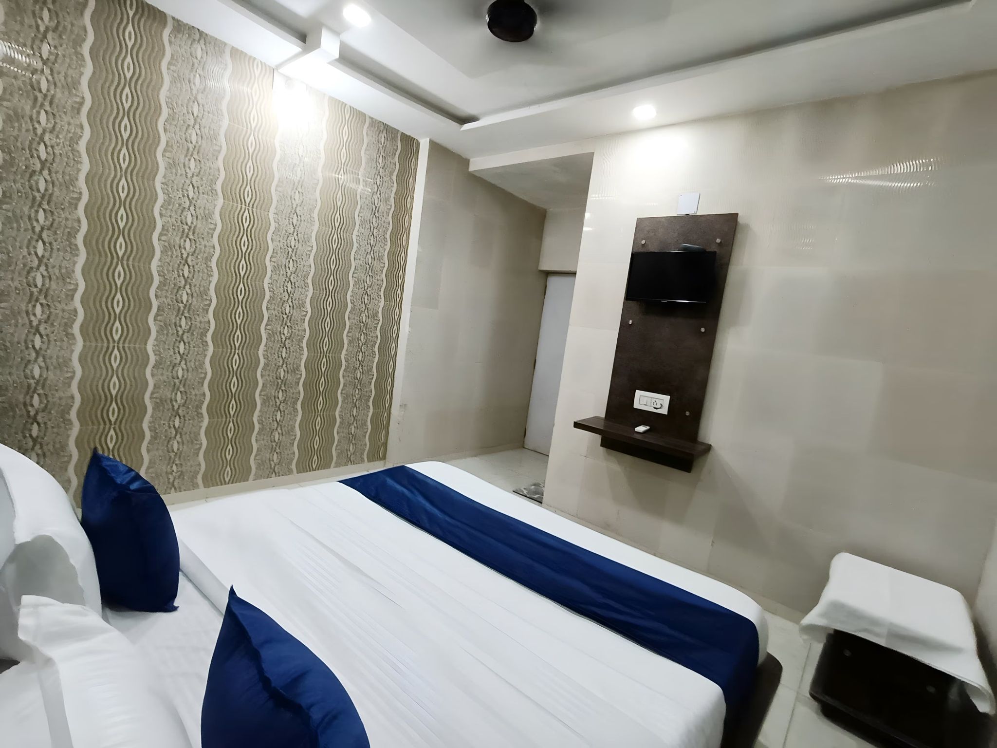 Hotel Shree Nath, Dwarka Deluxe AC Room 3