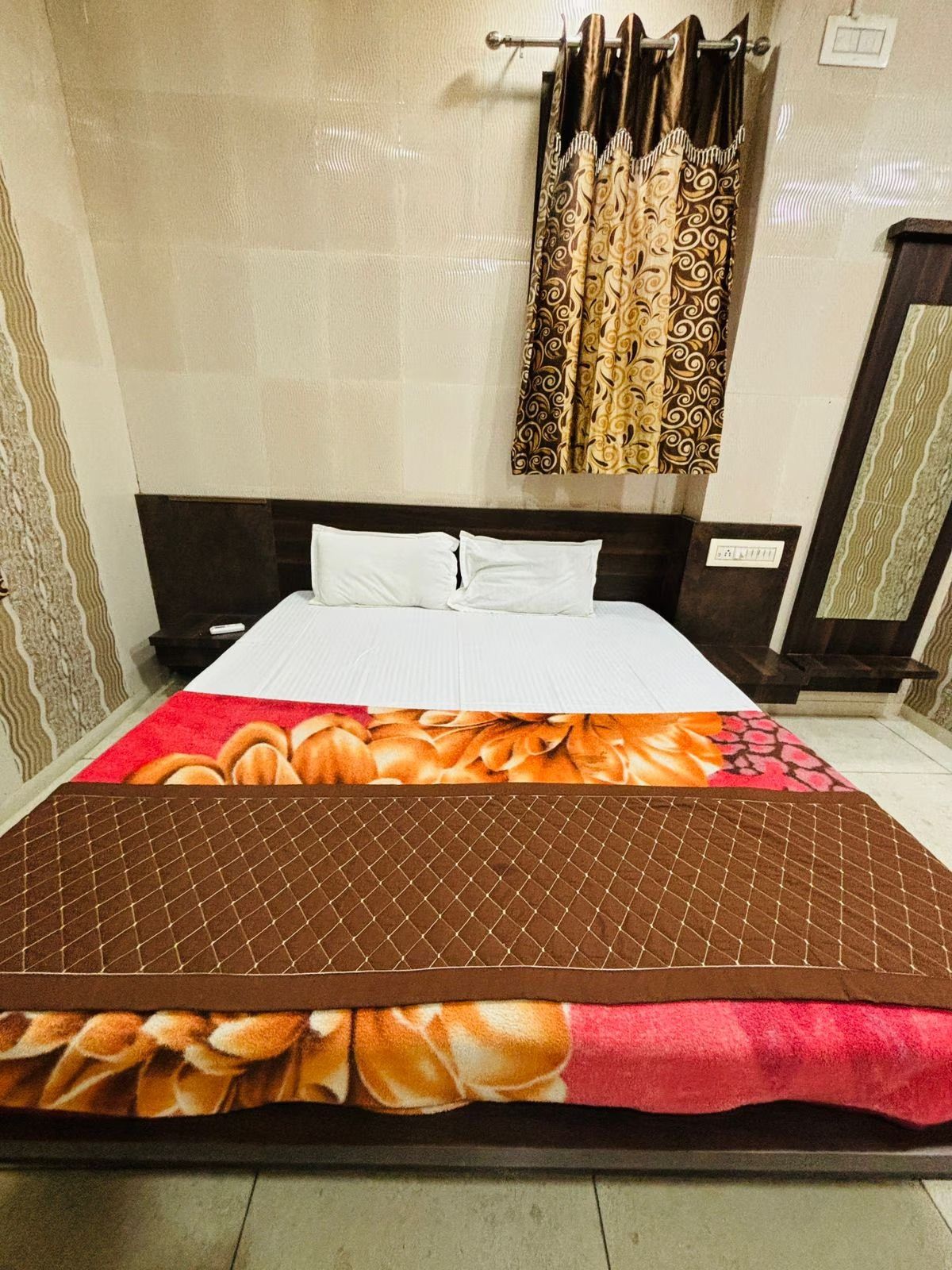 Hotel Shree Nath, Dwarka Deluxe AC Room 2
