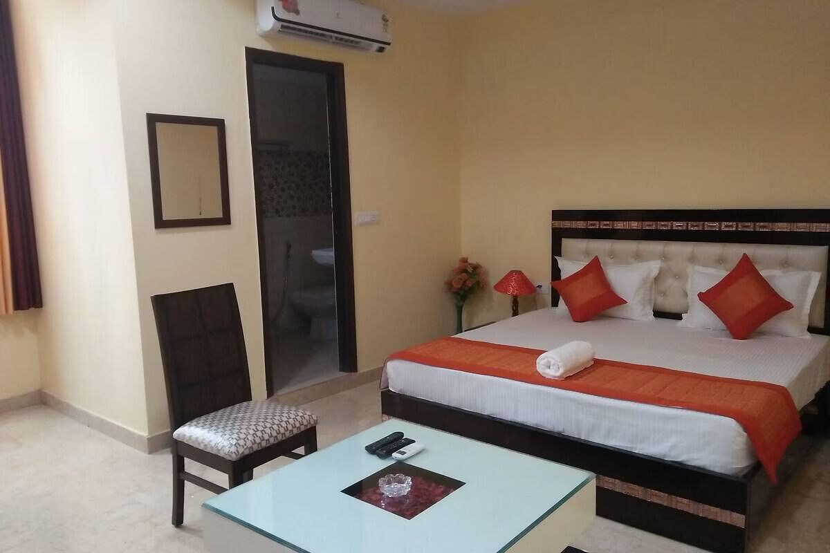 Hotel Ashoka Palace near IGI Airport New Delhi Deluxe Room 6