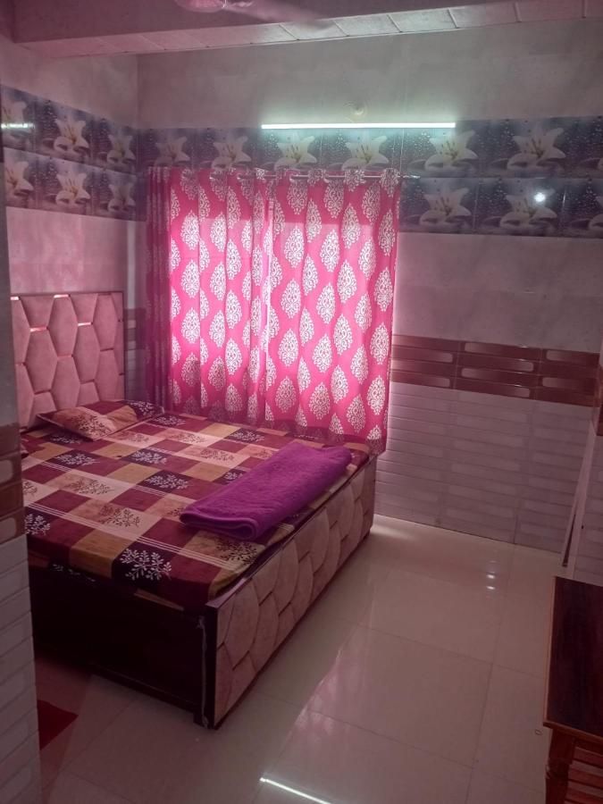 Chitrakoot Hotels And Restaurant Deluxe Room 6