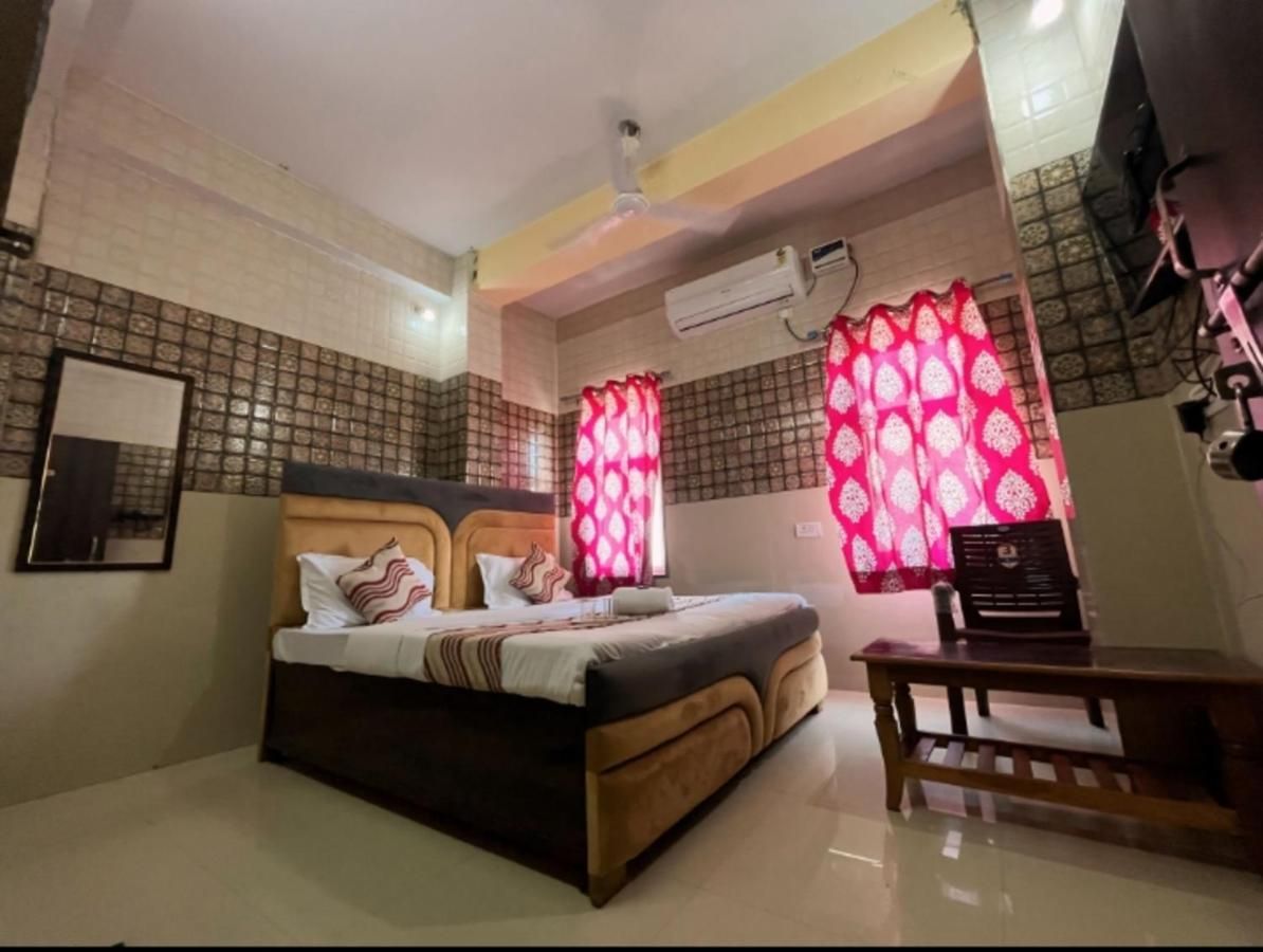 Chitrakoot Hotels And Restaurant Deluxe Room 5