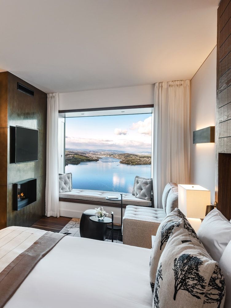Contemporary Lake view Bay Suite with Spa Access