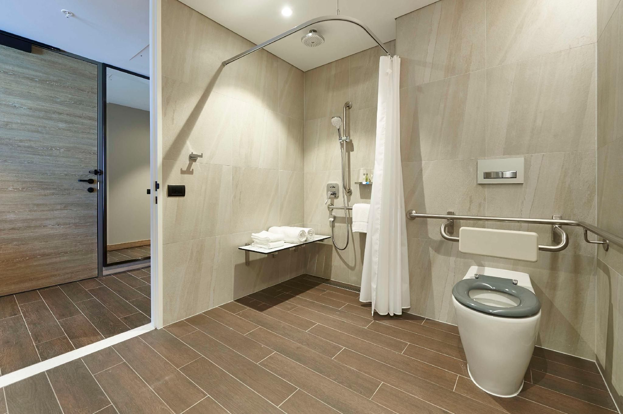 Doubletree by Hilton Perth Northbridge KING GUEST ROOM WITH ACCESSIBLE BATHROOM 3