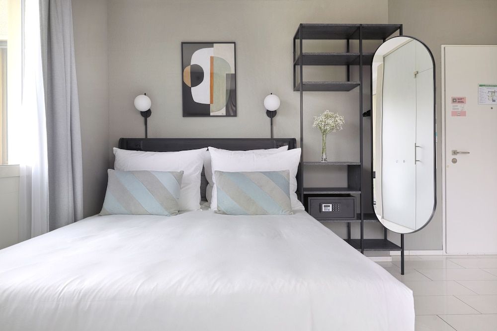 Large Studio with Kitchenette