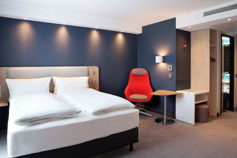 Standard Room, 1 Queen Bed (First Floor)