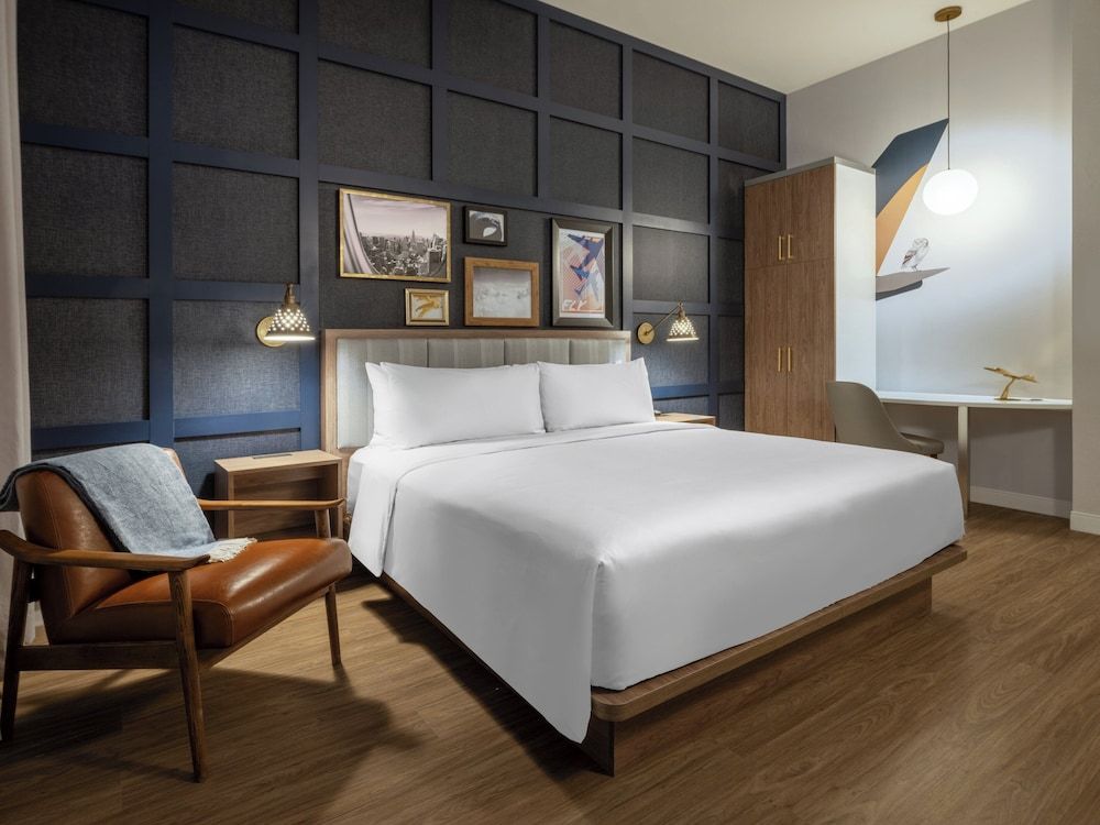 Standard Room, 1 King Bed (Skylight)
