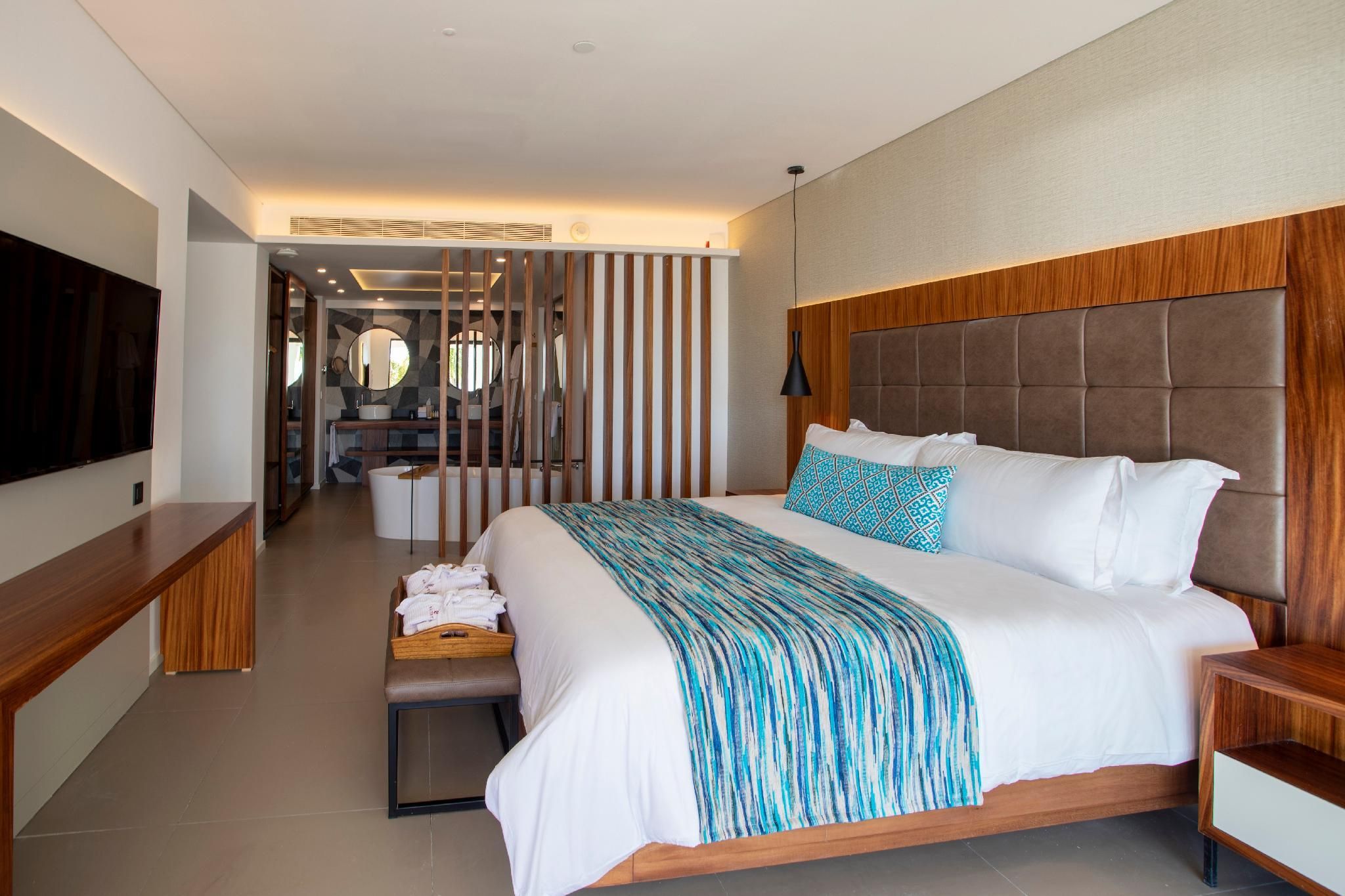 Elegance Club 1-Bedroom Suite with Outdoor Jacuzzi - Above 18 Years Old Only