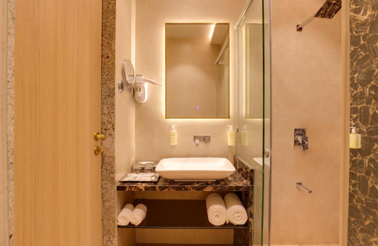 Lemon Tree Hotel, Mira Road, Mumbai. Superior Double Room 3