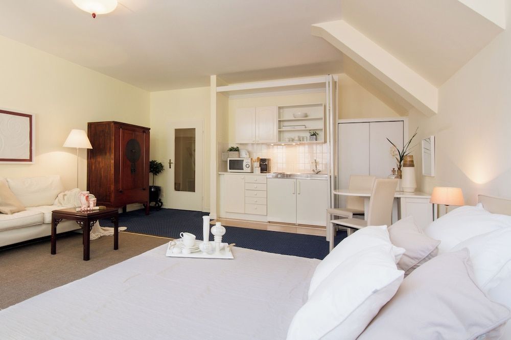 Carl Suites Superior