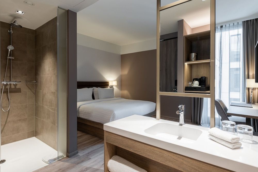 Room, 1 King Bed, Corner