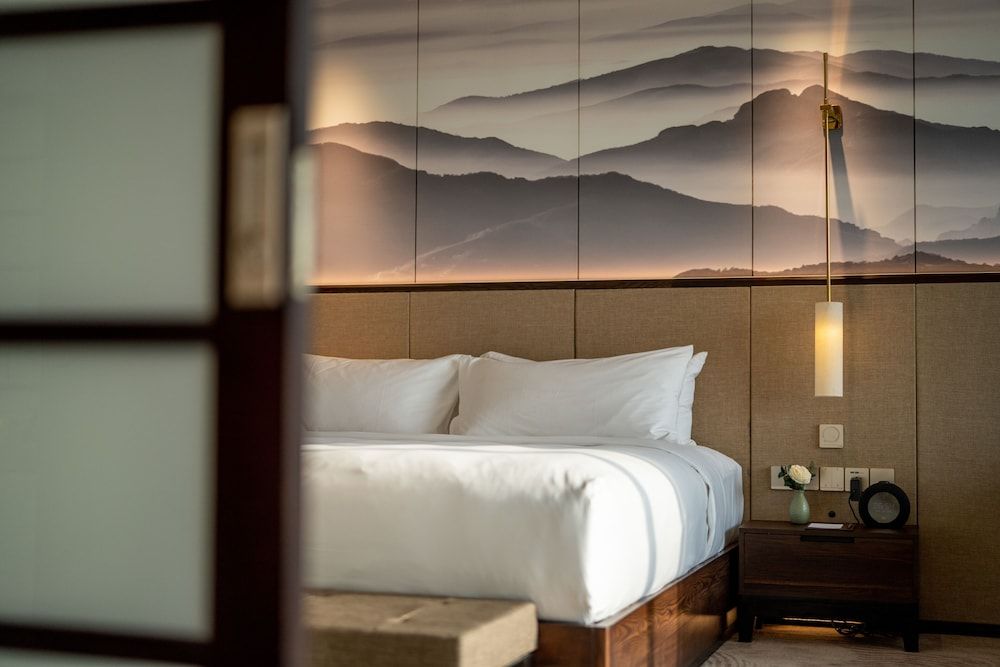Suite, 1 King Bed, Club Lounge Access (Vinh Yen View)