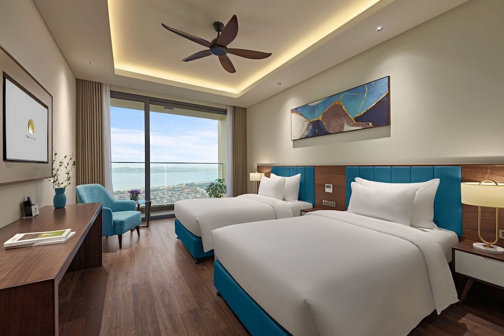 Suite Twin Room with Oceanview Balcony