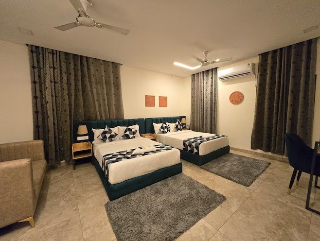 Master Suite (2 Queen Bed) with Bathtub