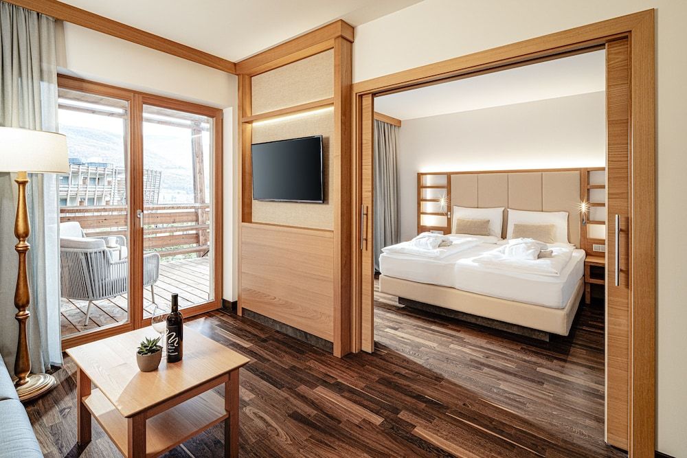Deluxe Suite, 1 King Bed with Sofa bed