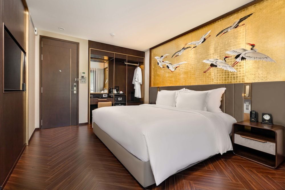 Premium Room, 1 King Bed, Balcony