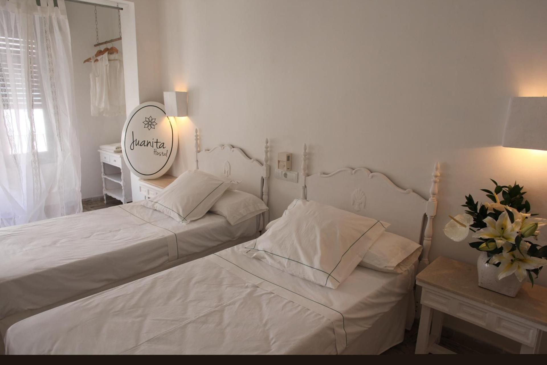 STANDARD DOUBLE ROOM,SHARED BATHROOM