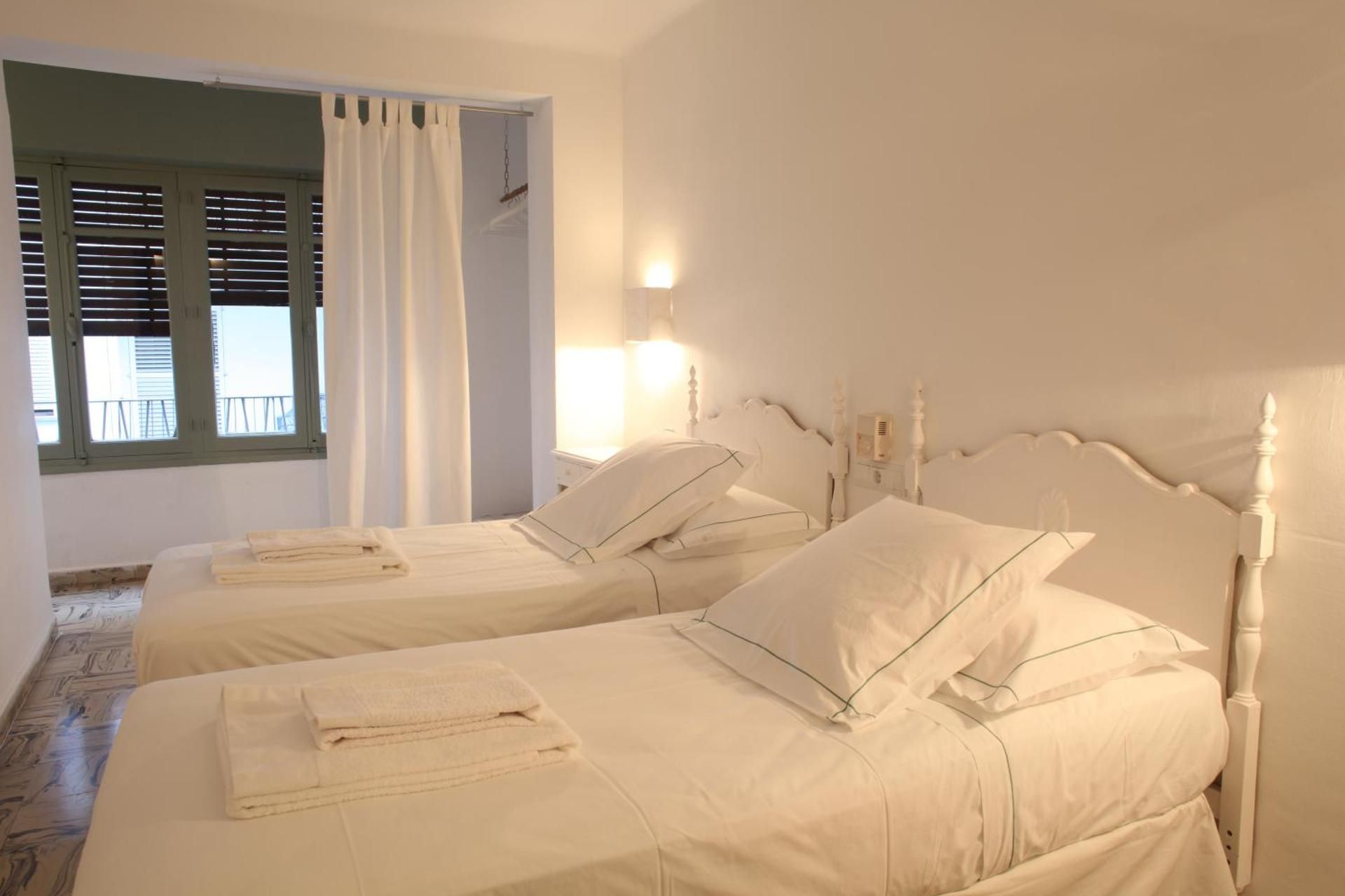 Standard Twin Room with Shared Bathroom
