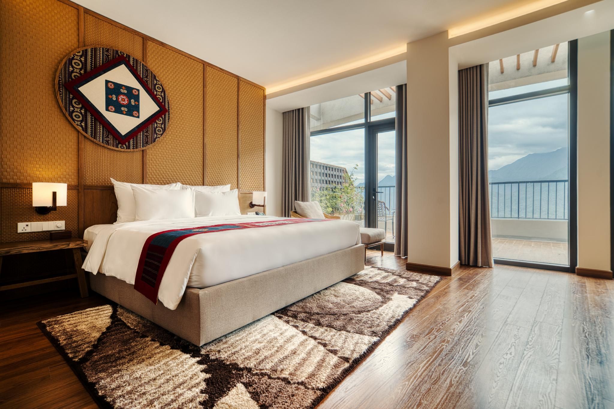 Executive Suite King Room with Mountain View