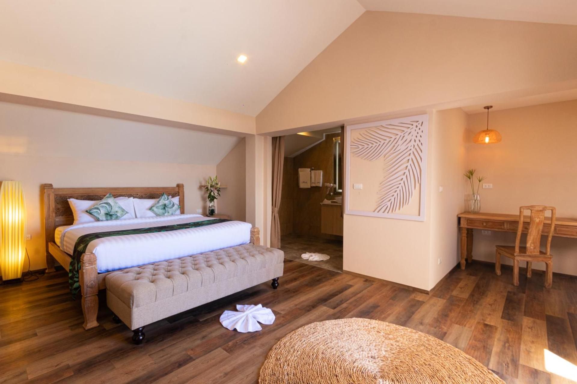 Deluxe Double Room with Side Sea View