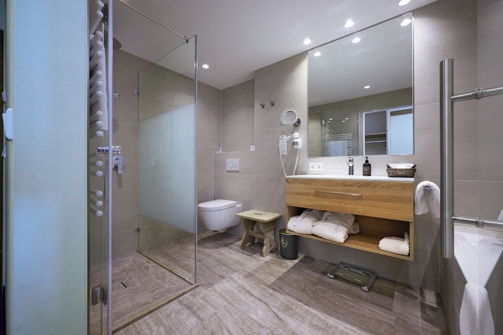 Hotel Rasmushof Deluxe Double Room, Balcony, Garden View 5