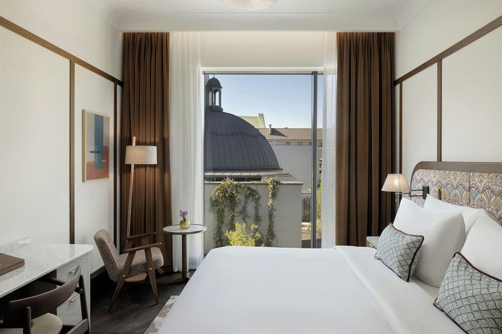 Grand Room, 1 King Bed, Non Smoking, Courtyard View
