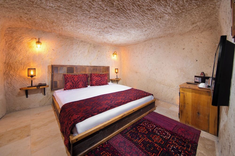 Deluxe Suit Cave Room 301