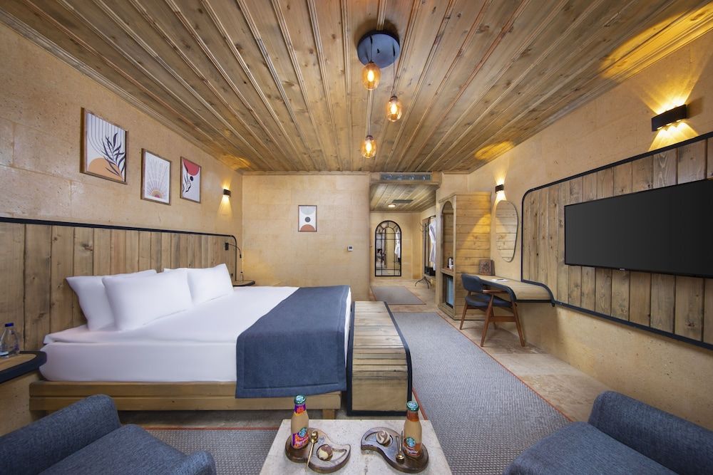Design Room, 1 King Bed, Balcony, Pool View