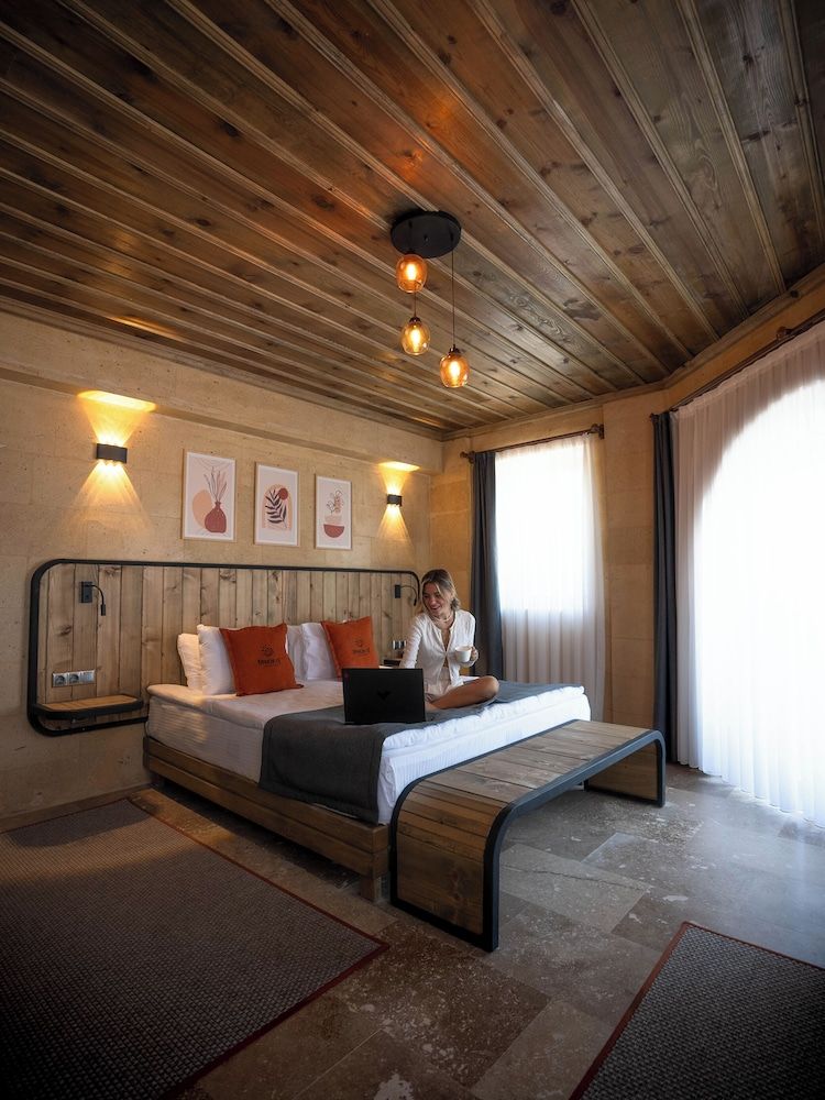 Deluxe Room, 1 King Bed, Balcony, Valley View
