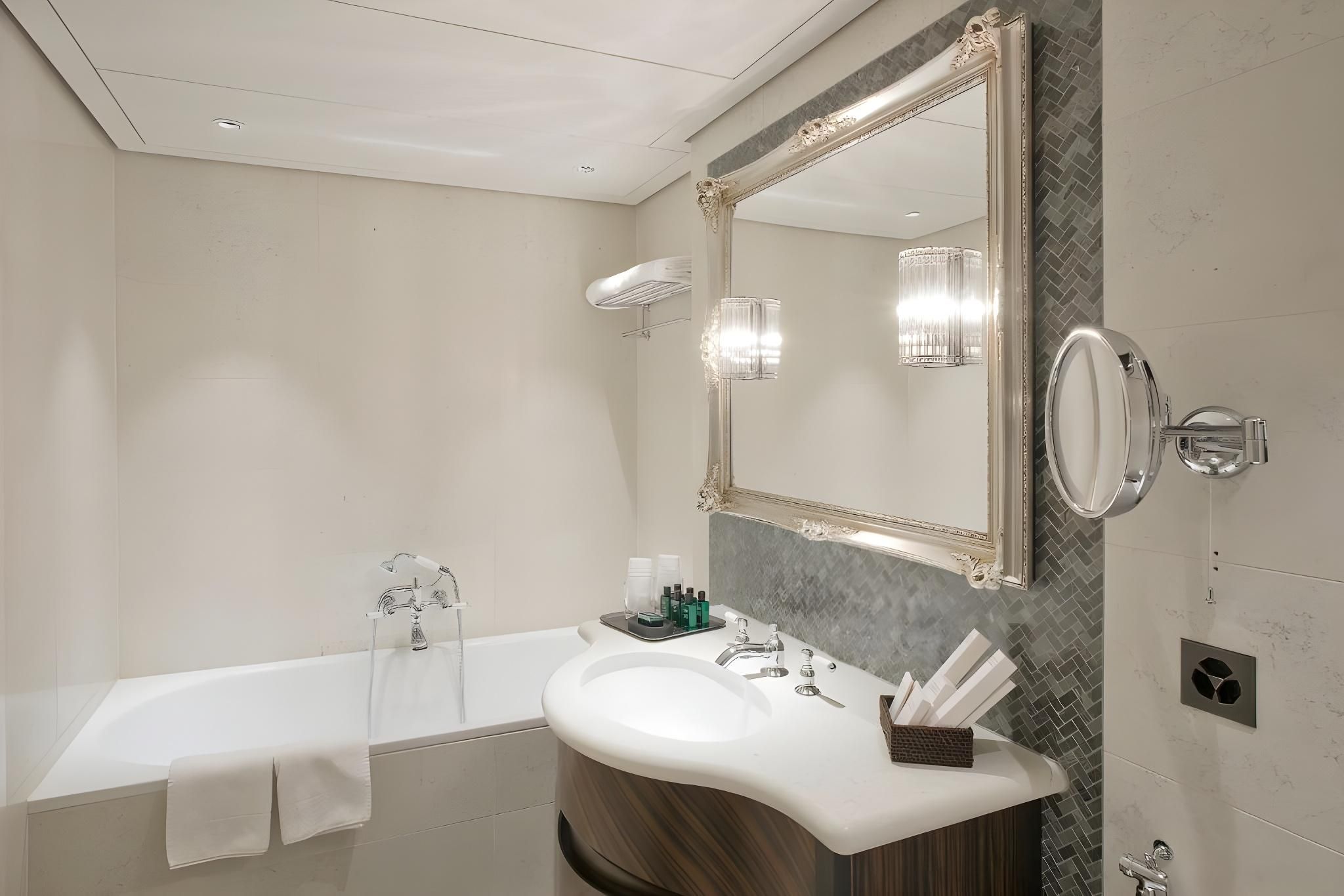 Lake View Suite