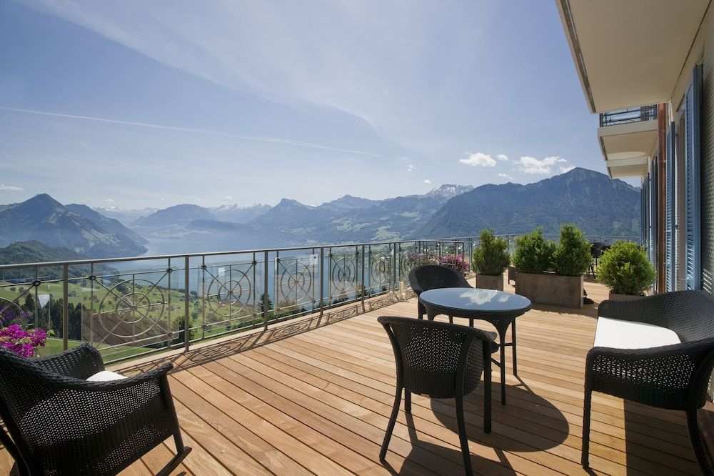 Deluxe Suite, 1 King Bed with Sofa bed, Patio, Lake View