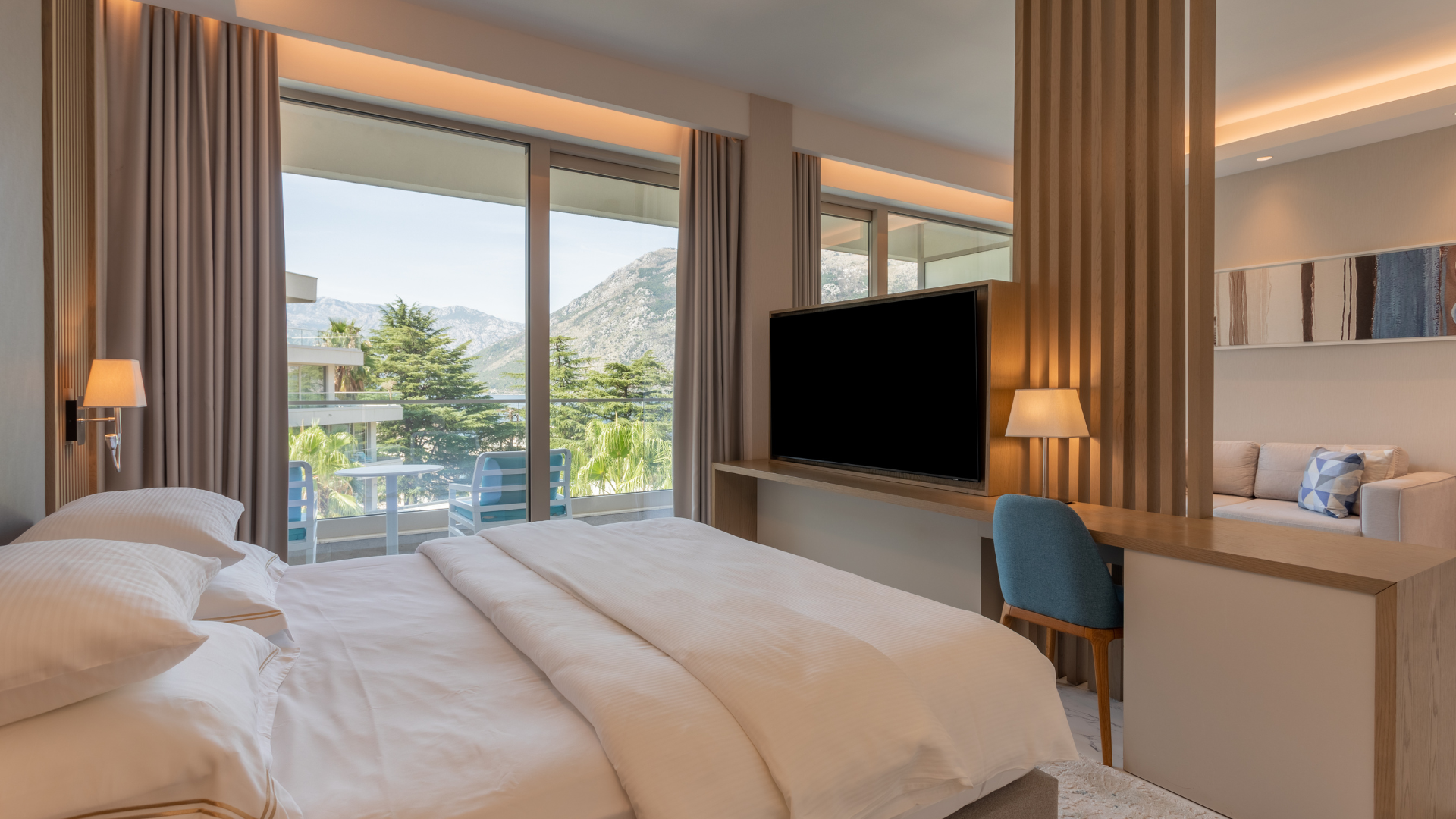 1 King Bed Premium