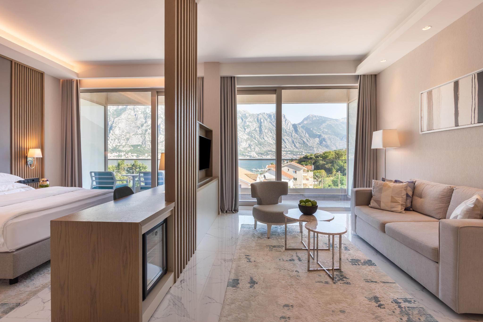 1 King Bed Sea View Premium