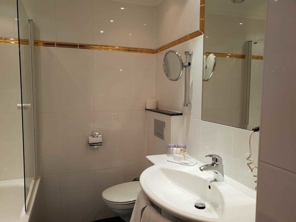 Single Room, Private Bathroom