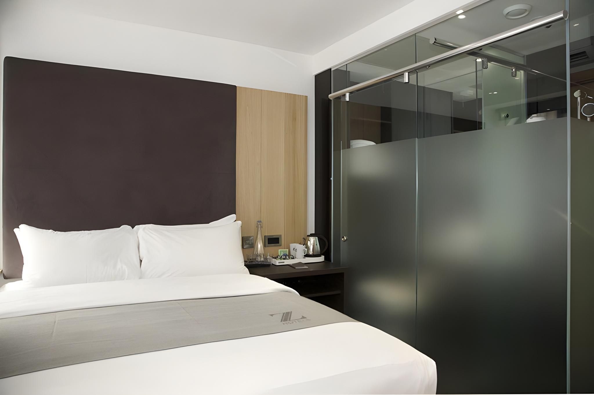 Z Queen Room
