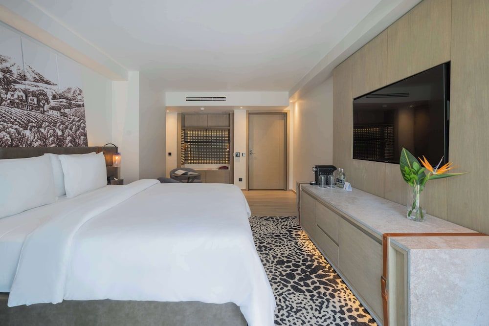 Kwetu Nairobi, Curio Collection By Hilton Serene King Accessible Guest Room 2