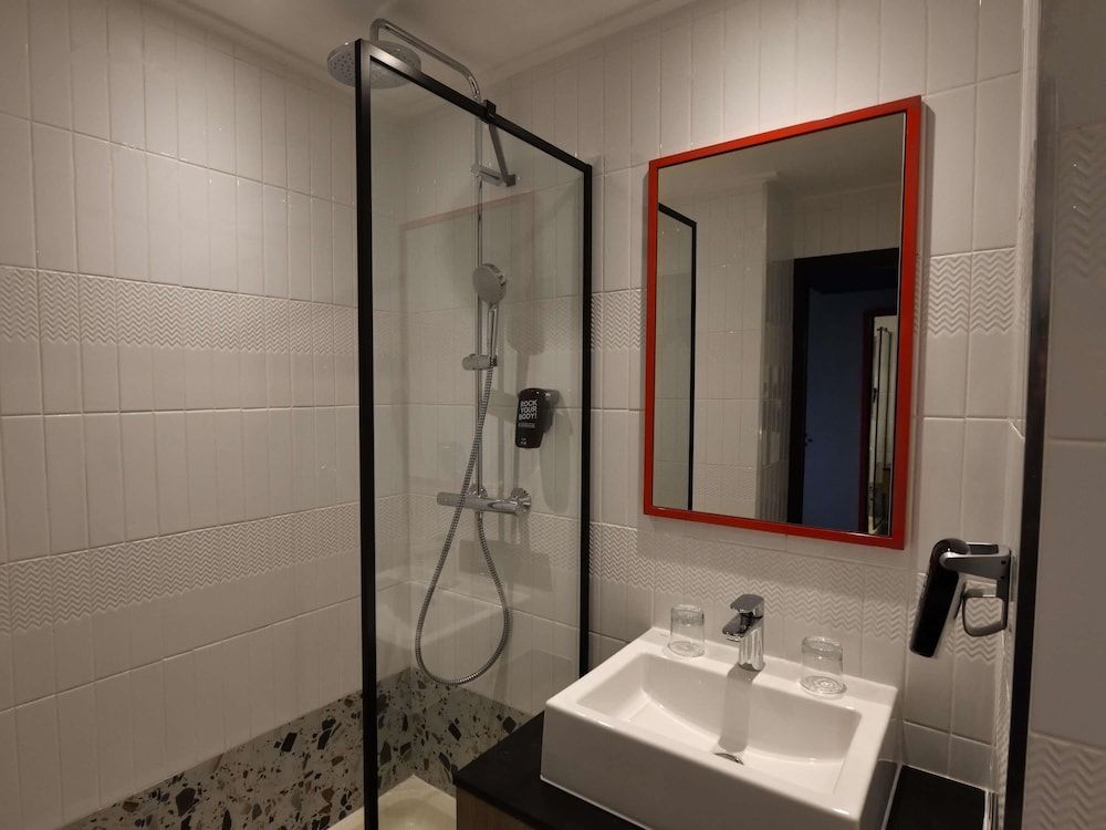 ibis Styles Abidjan Plateau Standard Room, 2 Twin Beds (Recently renovated) 6