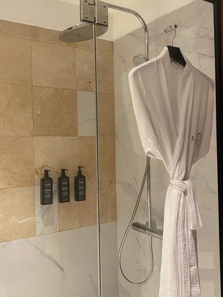 Sheraton Jakarta Soekarno Hatta Airport Deluxe Room, 2 Double Beds, Non Smoking, Garden View 7