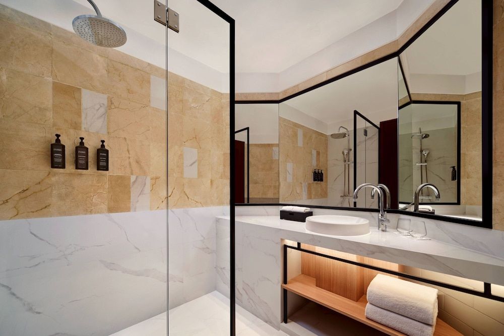 Sheraton Jakarta Soekarno Hatta Airport Deluxe Room, 2 Double Beds, Non Smoking, Garden View 9