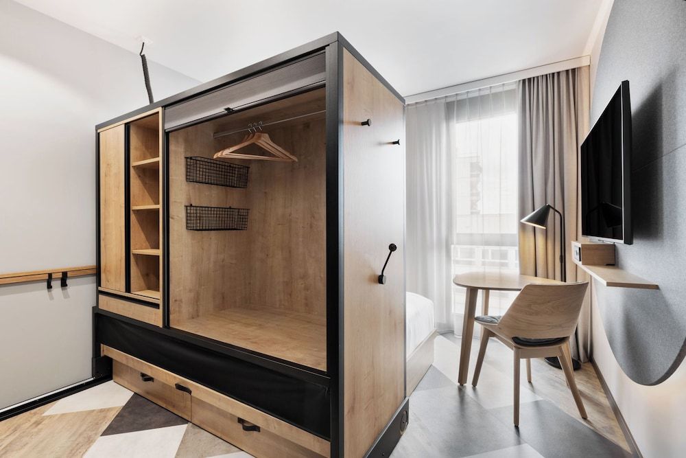 Stay KooooK Geneva City – Online Check In Studio 4