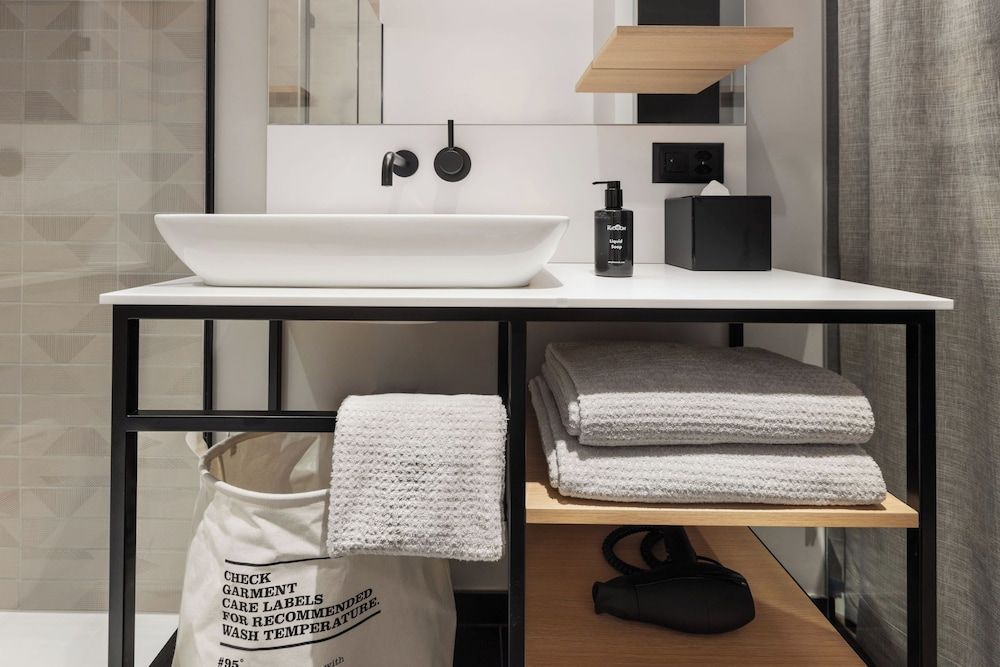 Stay KooooK Geneva City – Online Check In Studio 2